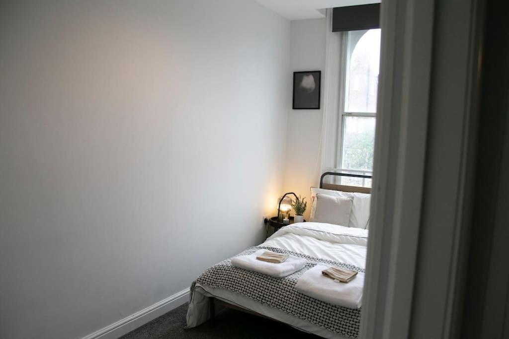 Fortunae'S Cosy Apartment- By Fang Sunderland  Exterior foto
